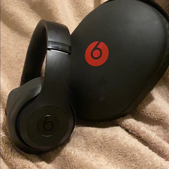 Beats Solo Wireless Headphones - Picture 1 of 3